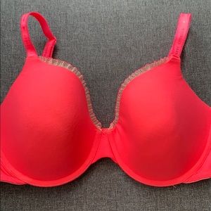Victoria’s Secret lines perfect coverage bra